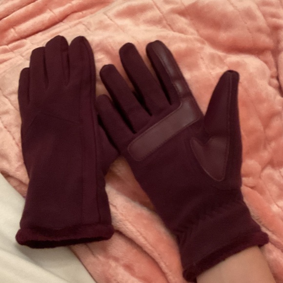 Isotoner Burgundy Gloves - Picture 2 of 2